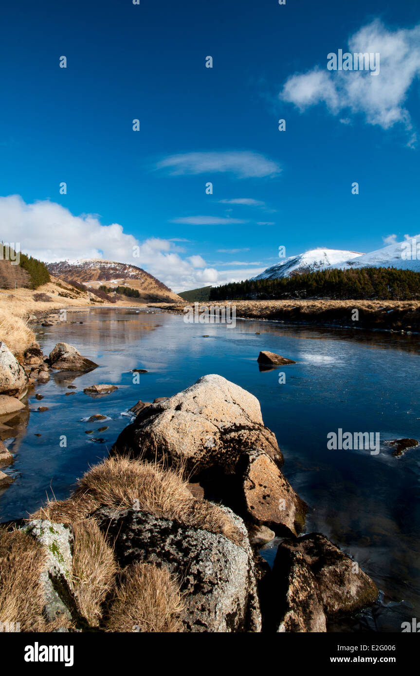 Il fiume Findhorn, che scorre lungo la valle di Findhorn attraverso la coperta di neve montagne Moadhliath in Inverness-shire, Scozia Foto Stock