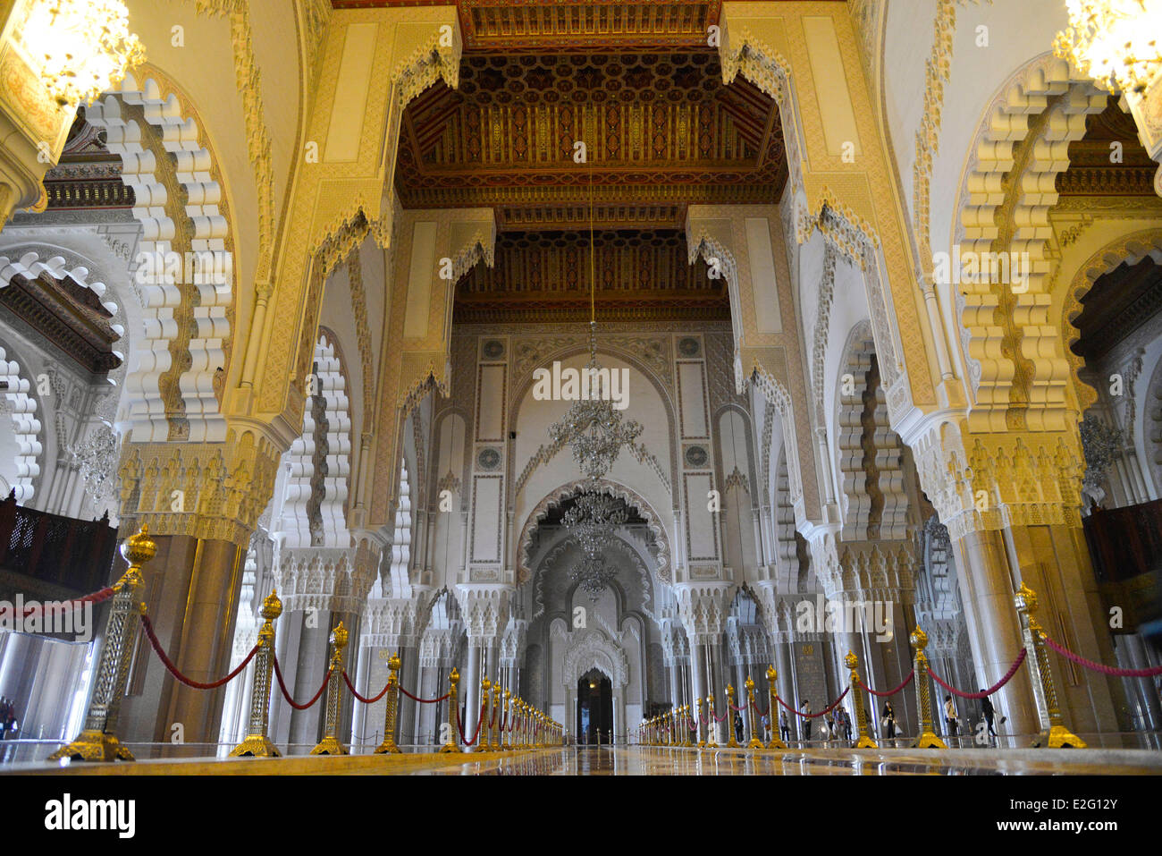 Marocco Casablanca grande moschea Hassan II di musulmani in stile arabo costruito dall'architetto Michel Pinseau nel 1986 sala di preghiera Foto Stock