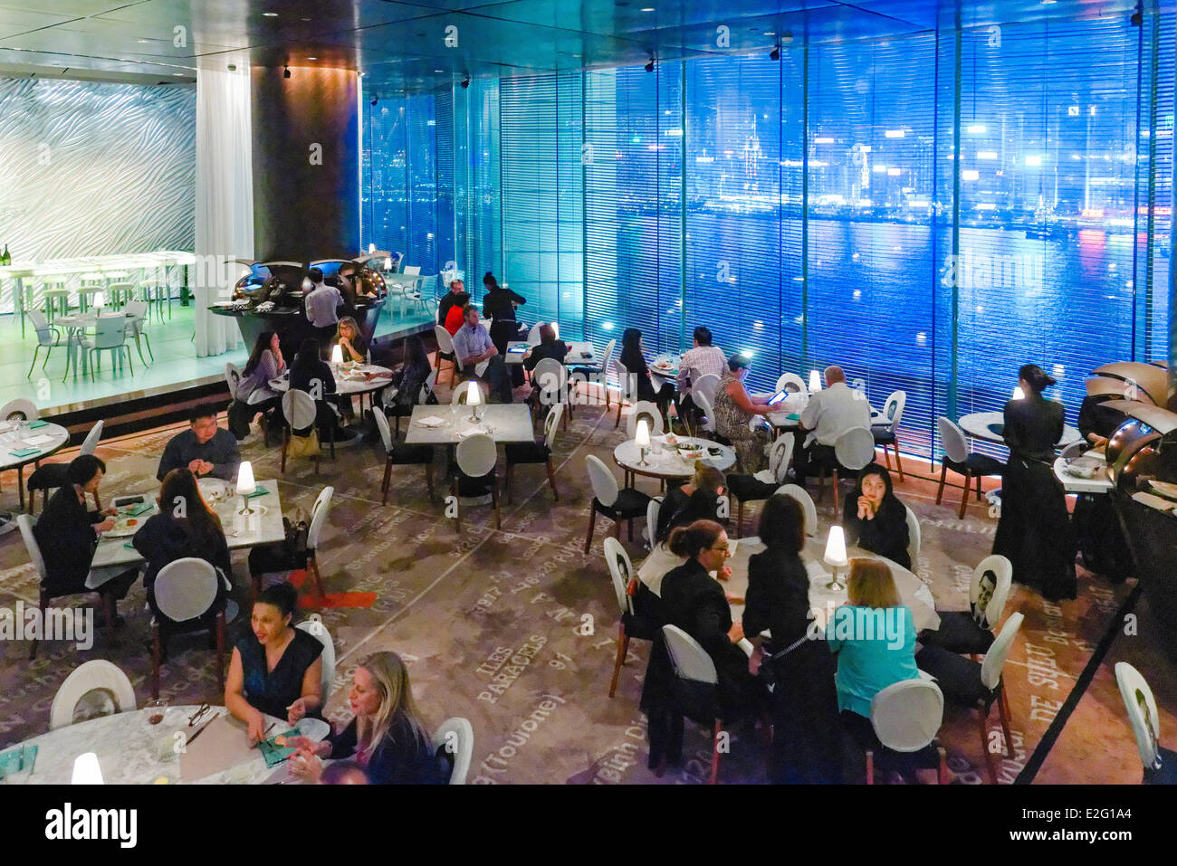 Cina Hong Kong Kowloon District il Peninsula Hotel Felix panoramico ristorante disegnato dall'architetto Philippe Starck con un Foto Stock