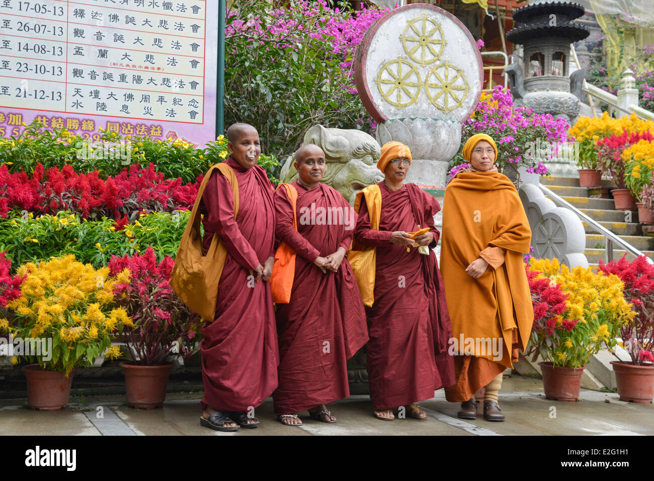 Cina Hong Kong Isola di Lantau Monastero di Po Lin gruppo di donne monaci in pellegrinaggio in posa per una foto Foto Stock