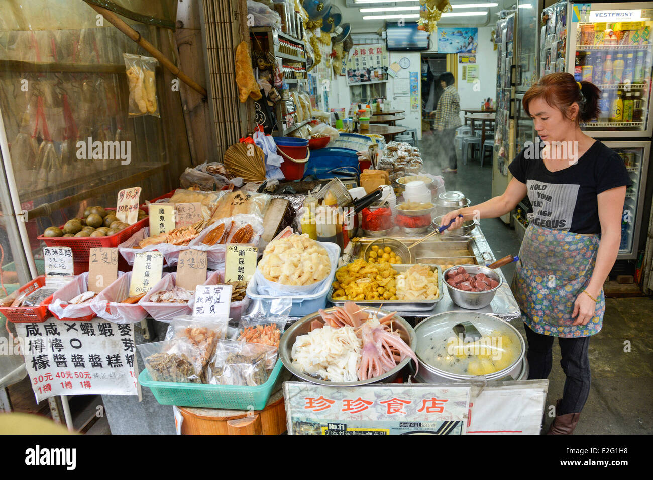 Cina Hong Kong Isola di Lantau Tai O villaggio di pescatori tradizionali ristorante di strada specializzato in pesce Foto Stock