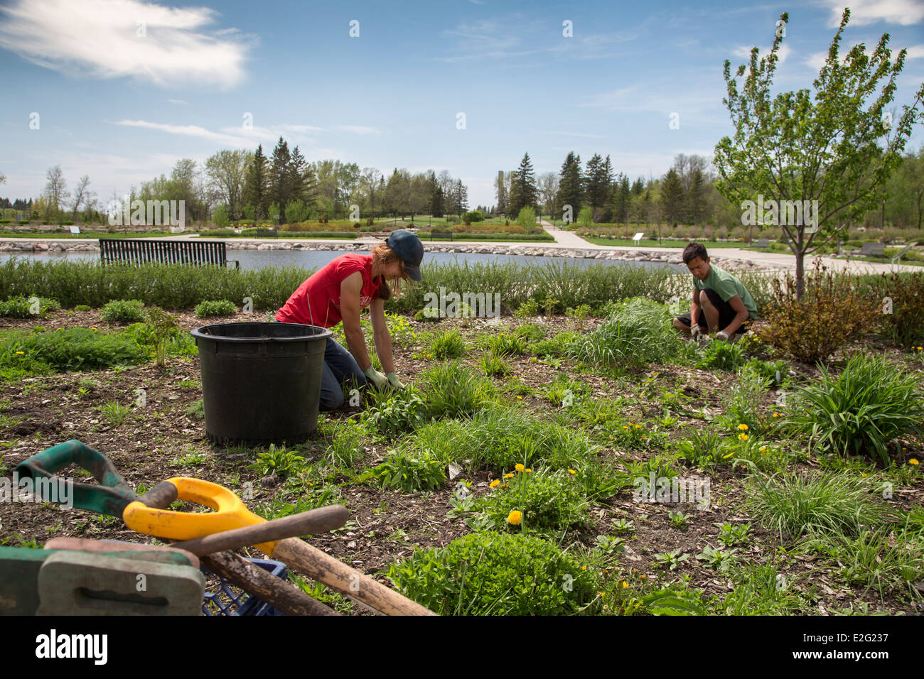 I giardinieri di preparare i giardini formali per una nuova stagione alla pace internazionale giardino, sull'U.S.-i confini del Canada Foto Stock
