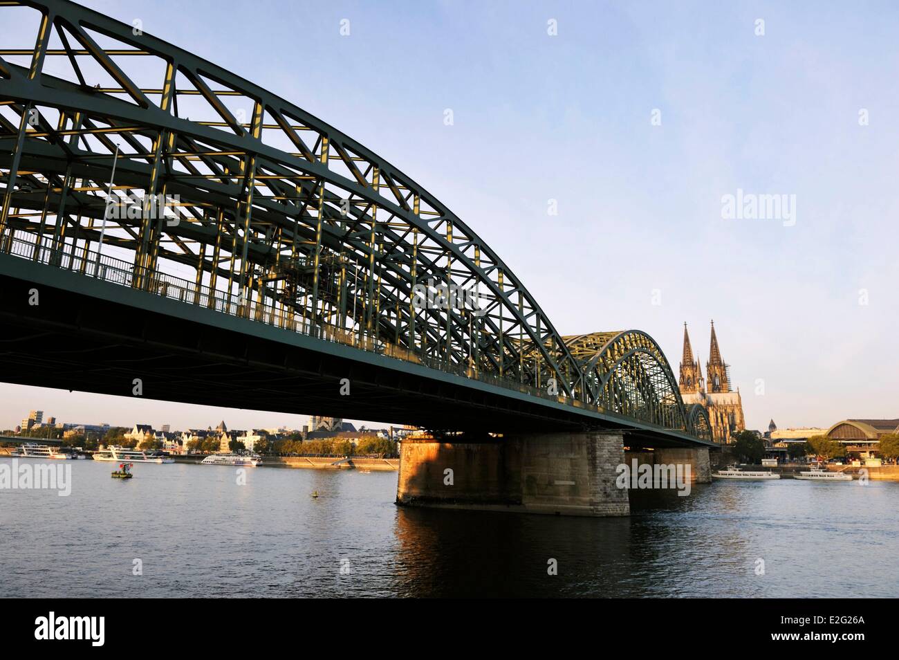 Germania Nord Reno Westfalia Colonia sul Reno il ponte Hohenzollern-Brucke e la cattedrale di Colonia elencati come il mondo Foto Stock