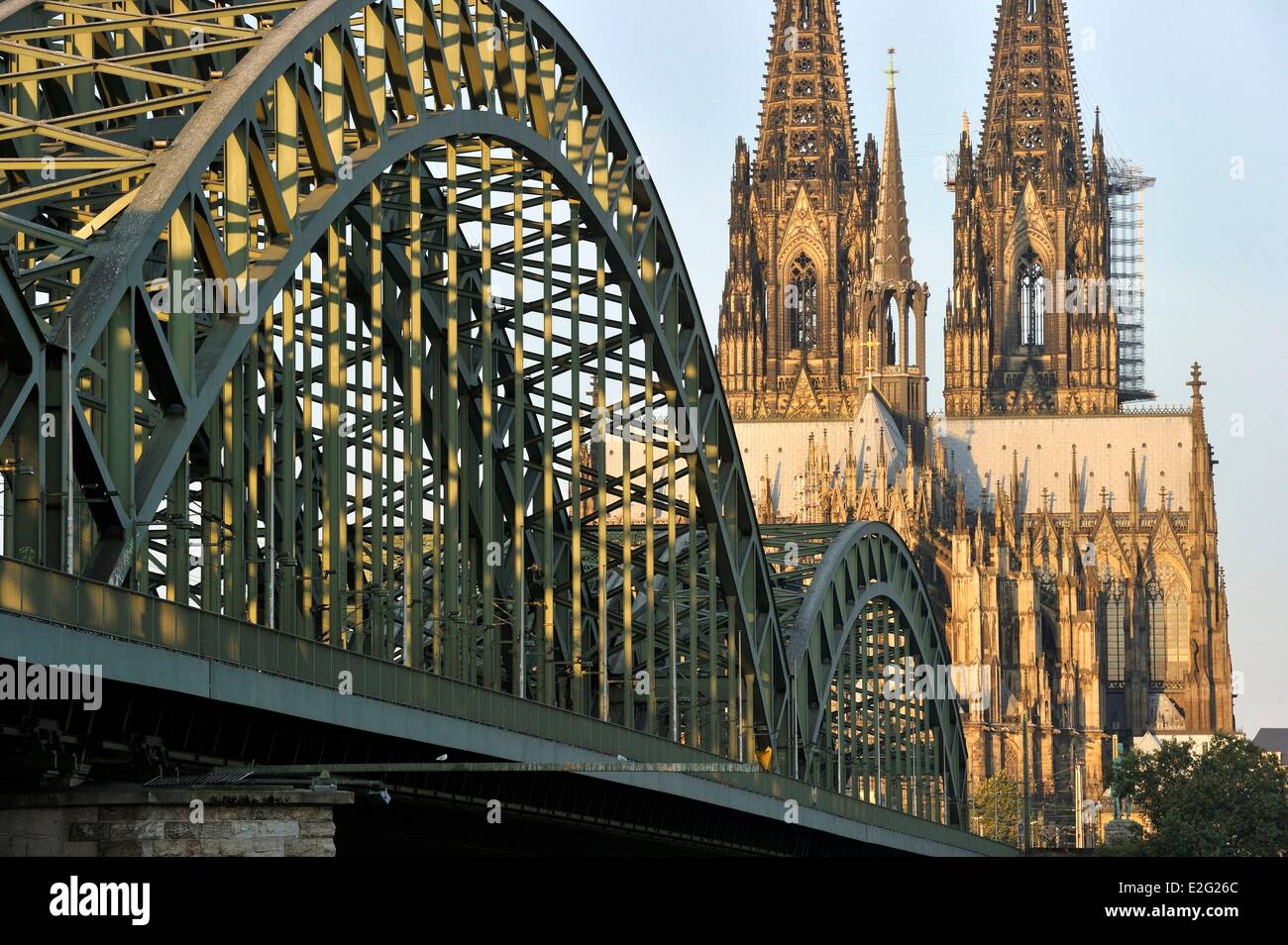 Germania Nord Reno Westfalia Colonia sul Reno il ponte Hohenzollern-Brucke e la cattedrale di Colonia elencati come il mondo Foto Stock