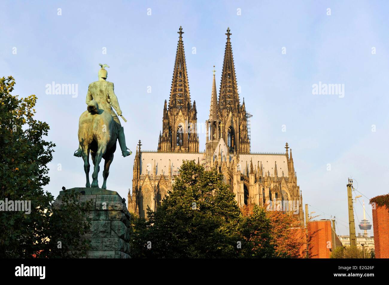 Germania Nord Reno Westfalia Colonia statua equestre di Guglielmo II sul ponte Hohenzollernbruecke e la cattedrale di Foto Stock