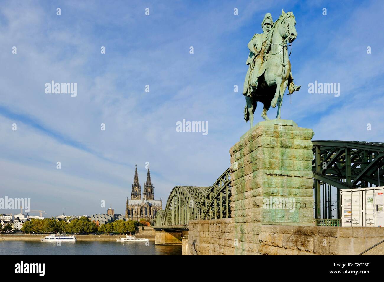Germania Nord Reno Westfalia Colonia sul Reno statua equestre imperatore Guglielmo I. di Prussias sul Hohenzollernbruecke Foto Stock