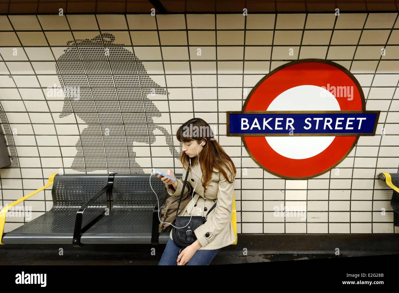Regno Unito London Marylebone piastrelle raffigurante Sherlock Holmes e il tubo il logo presso la stazione della metropolitana di Baker Street (il logo ½ Foto Stock