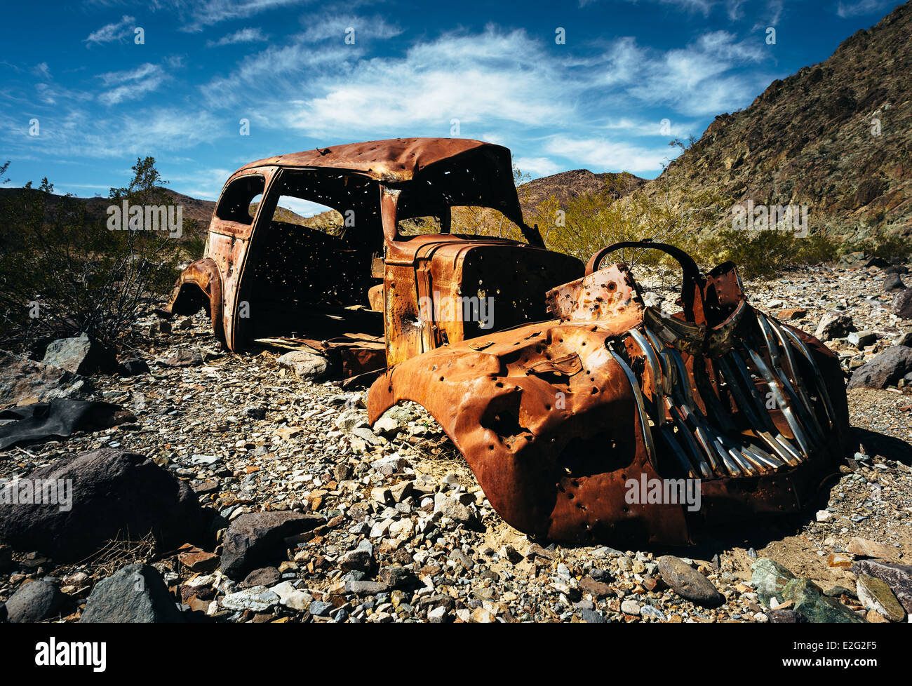 Vecchio abbandonato auto d'epoca nel deserto Foto Stock