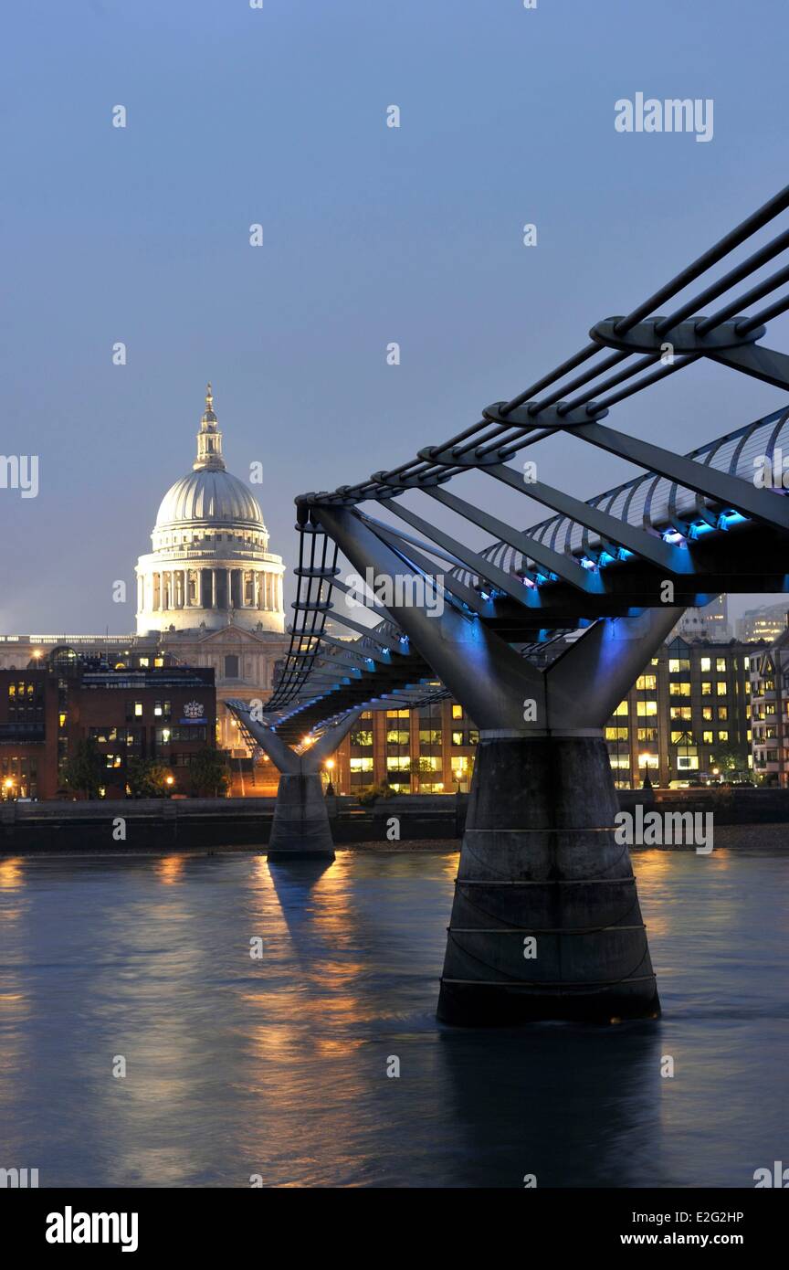 Regno Unito Londra Millenium Bridge dall'architetto Norman Foster aperto in 2000 con la città sullo sfondo e San Paolo Foto Stock