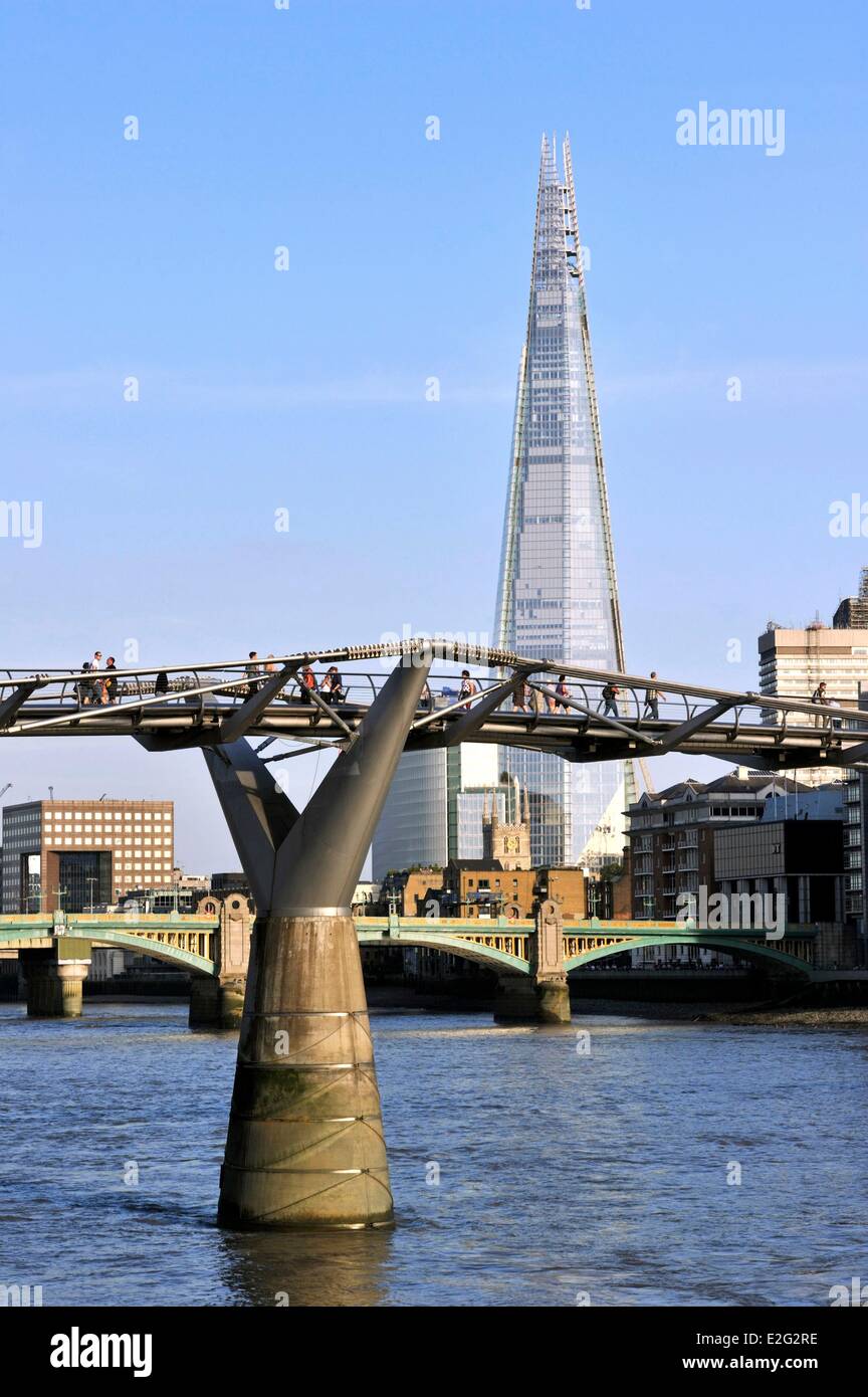 Regno Unito Londra il Millenium Bridge e il Shard London Bridge Tower dall'architetto Renzo Piano il più alto nella torre Foto Stock