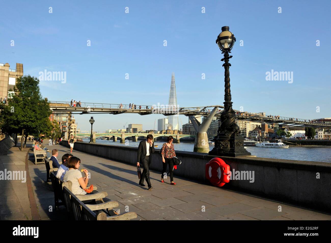 Regno Unito Londra il Millenium Bridge e il Shard London Bridge Tower dall'architetto Renzo Piano il più alto nella torre Foto Stock