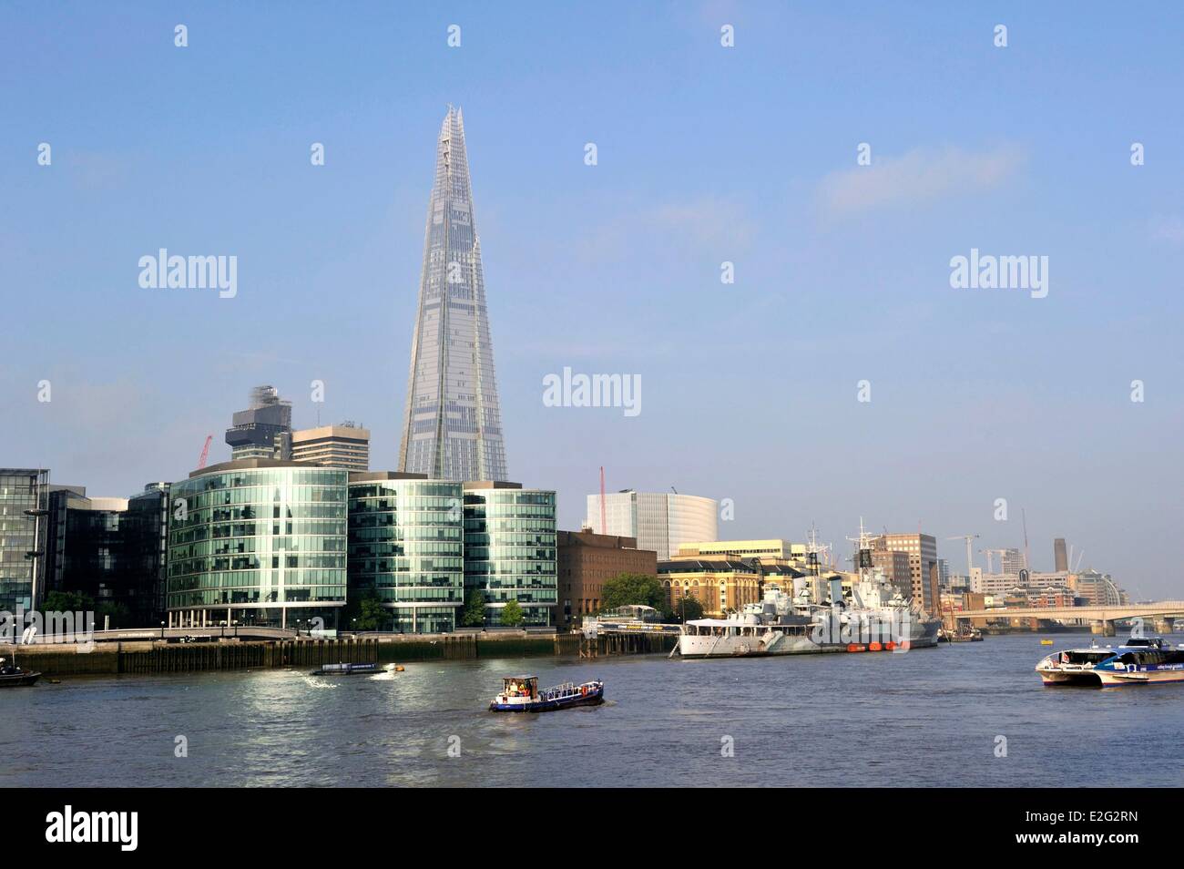 Regno Unito London Southwark City Hall e la Shard London Bridge Tower dall'architetto Renzo Piano il più alto nella torre di Londra Foto Stock