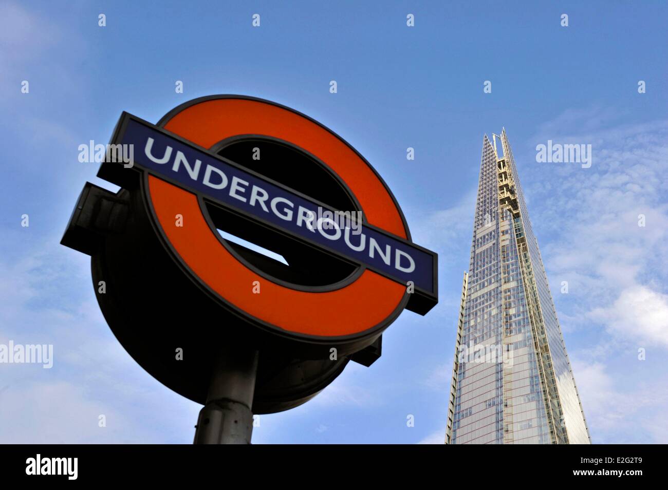 Regno Unito Londra metropolitana Southwark segno e la Shard London Bridge Tower dall'architetto Renzo Piano la torre più alto Foto Stock