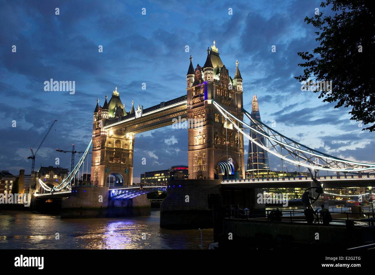 Regno Unito Londra Tower Bridge un ponte che attraversa il Tamigi tra i distretti di Southwark e Tower Hamlets e il Foto Stock