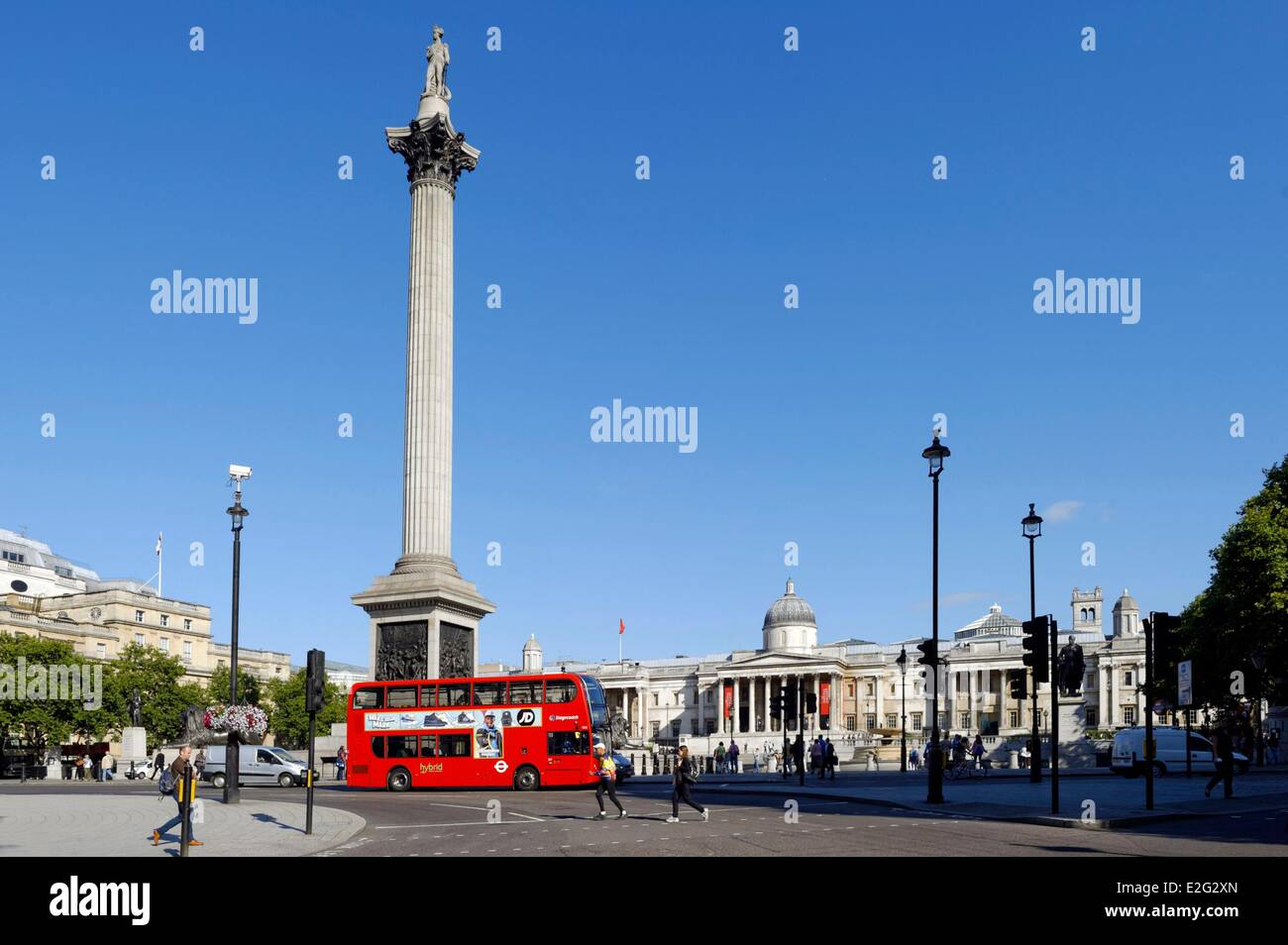 Regno Unito Londra Trafalgar square Nelson la colonna e la Galleria Nazionale in background Foto Stock