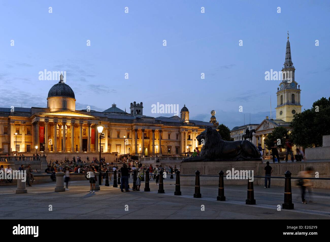Regno Unito Londra Trafalgar square National Gallery e Saint Martin nei campi chiesa in background Foto Stock