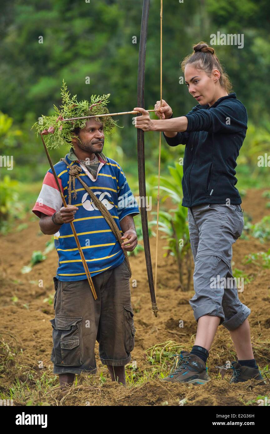 Papua Nuova Guinea Highlands Hela provincia Tari regione Hulis' tribù Kobe Tumbiali village Alexandra Frouin addestramento al tiro con l'arco Foto Stock