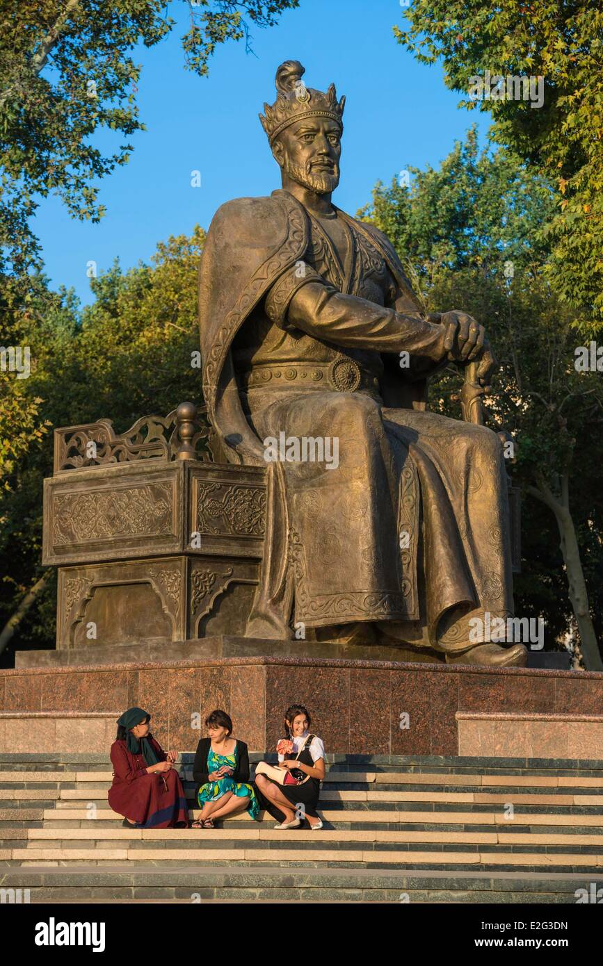 Uzbekistan Silk Road Samarcanda elencati come patrimonio mondiale dall' UNESCO Timur statua al mattino Foto Stock