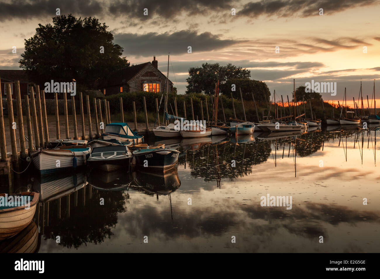 Il bel villaggio di Blakeney in Norfolk al crepuscolo Foto Stock