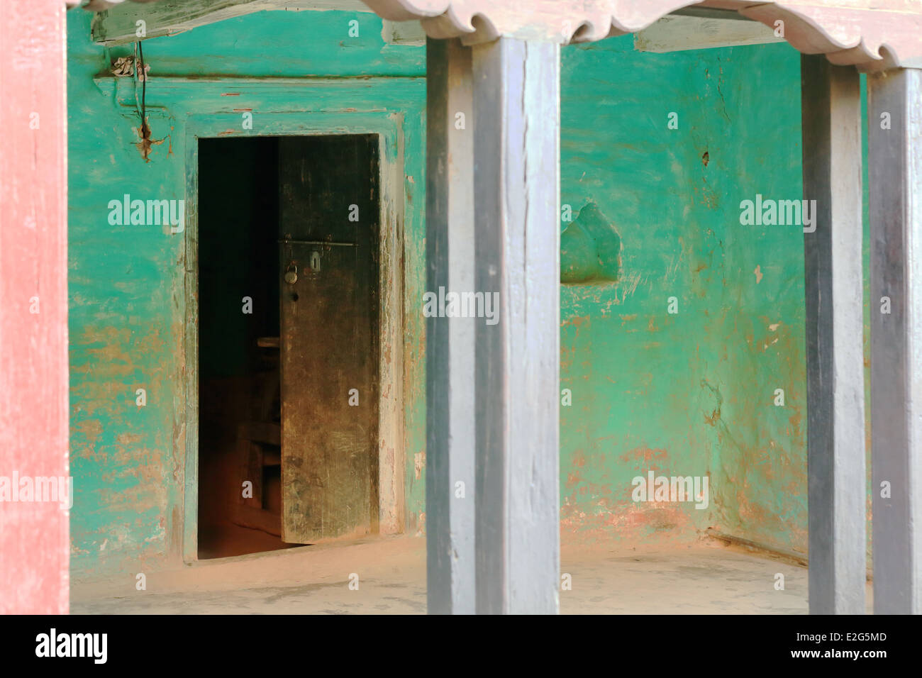 Dipinto di verde corridoio dietro il blu colonne di legno di un tradizionale stile Newari casa in Bandipur-Nepal. Foto Stock