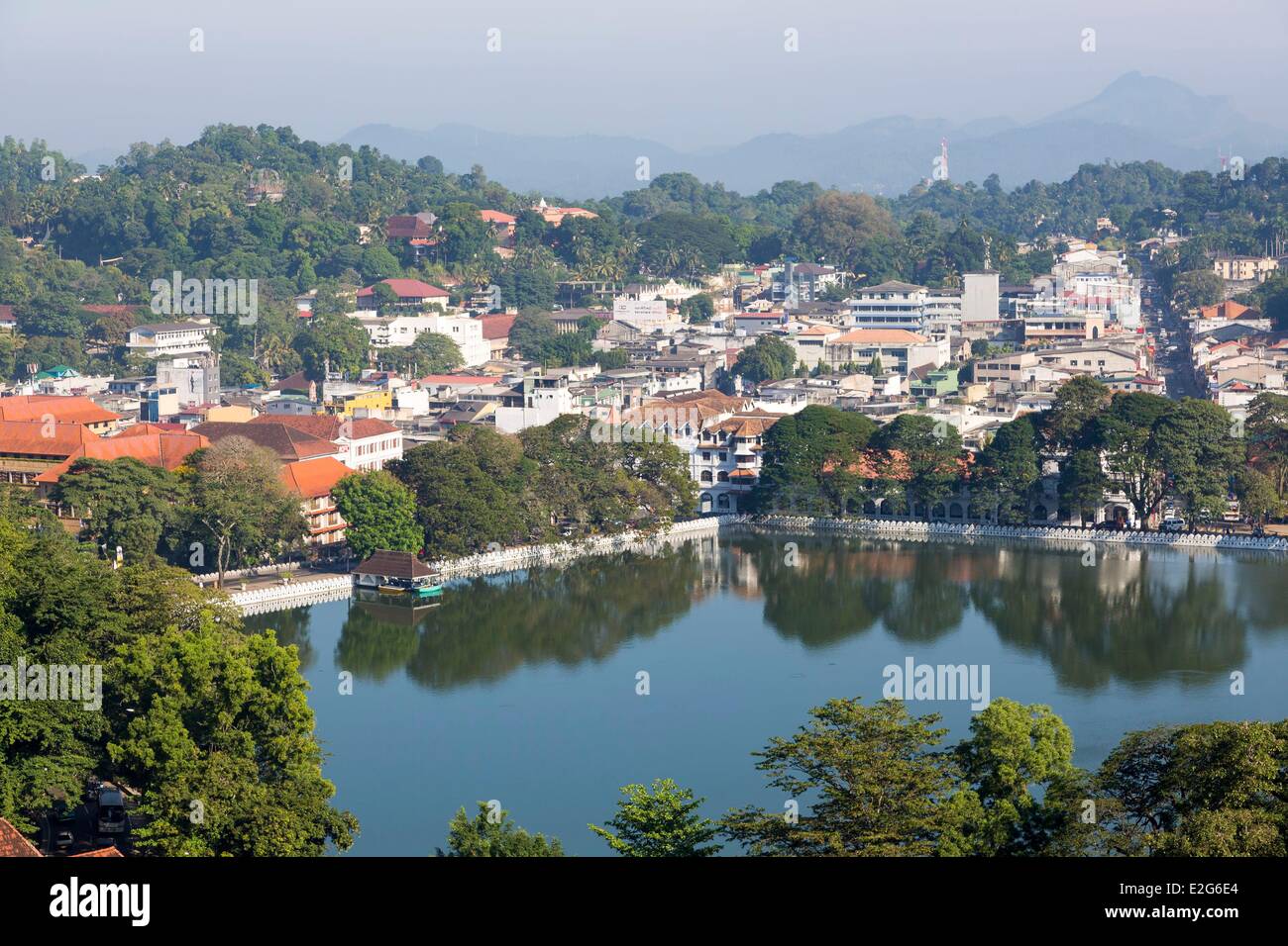 Sri Lanka provincia centrale quartiere di Kandy Kandy vista sul Lago Kandy e il centro della città Foto Stock