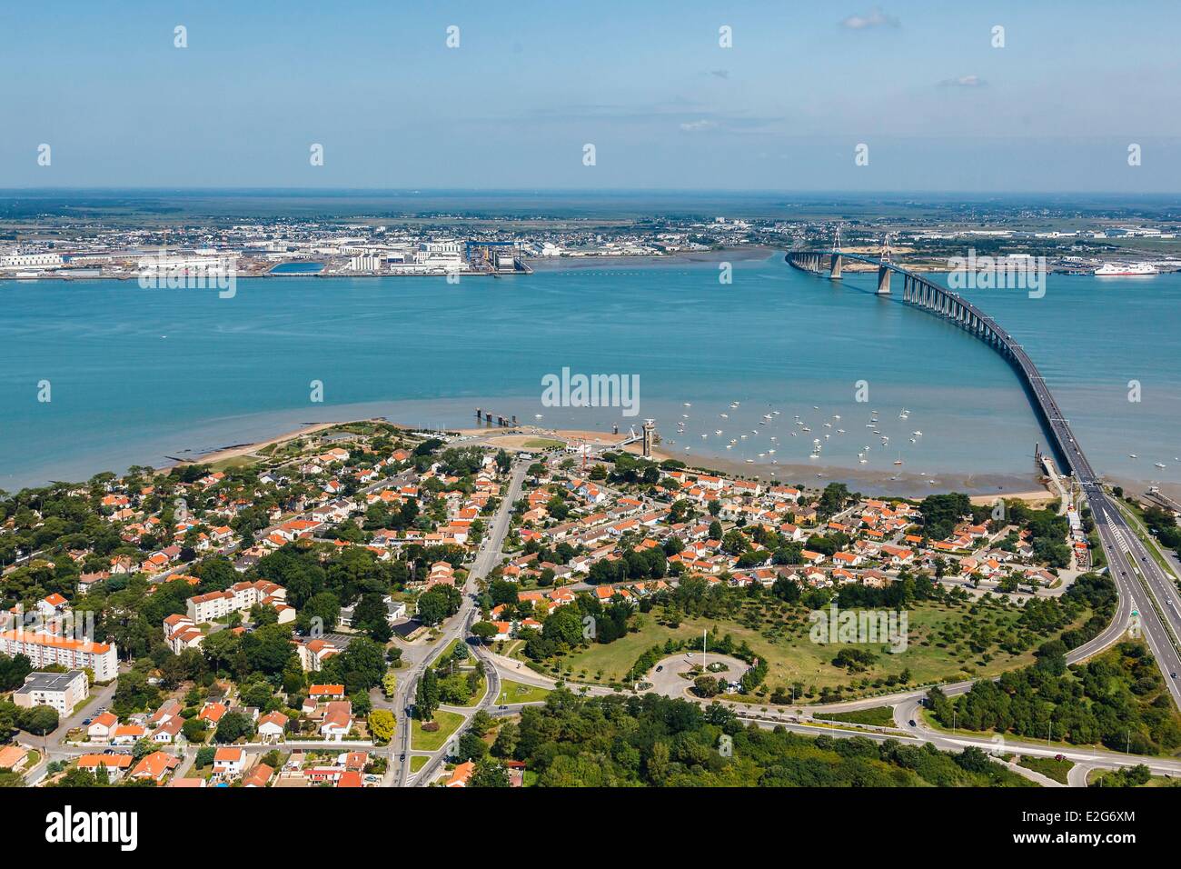 Francia Loire Atlantique Saint Brevin Les Pins Mindin e il Saint Nazaire ponte sull'estuario della Loira (vista aerea) Foto Stock