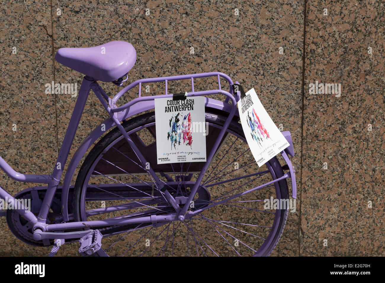 Una fotografia di viola bike ad Anversa, in Belgio. Anversa è una città in Belgio. Foto Stock