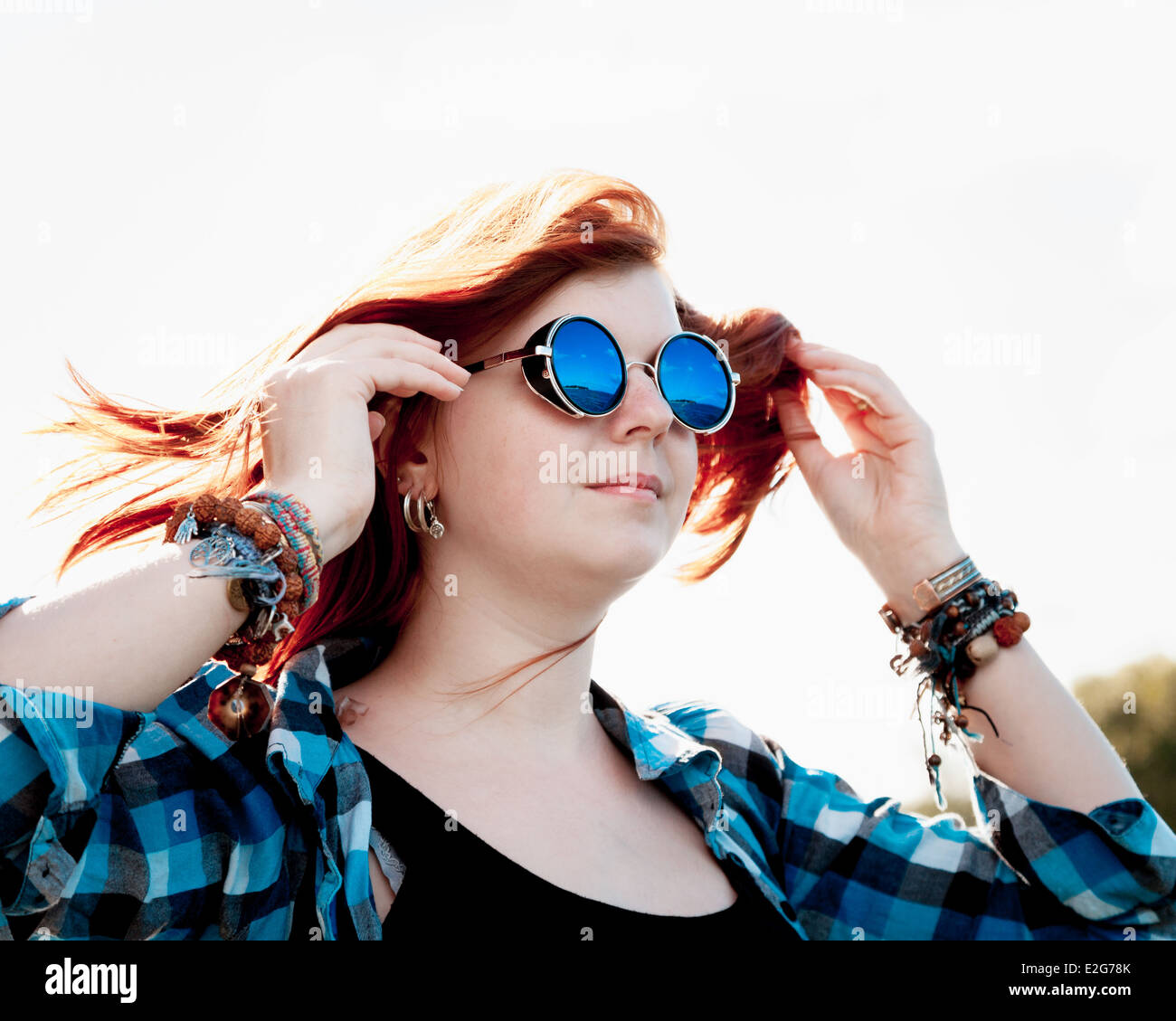 Giovane e bella capelli rossi donna in occhiali da sole Foto Stock