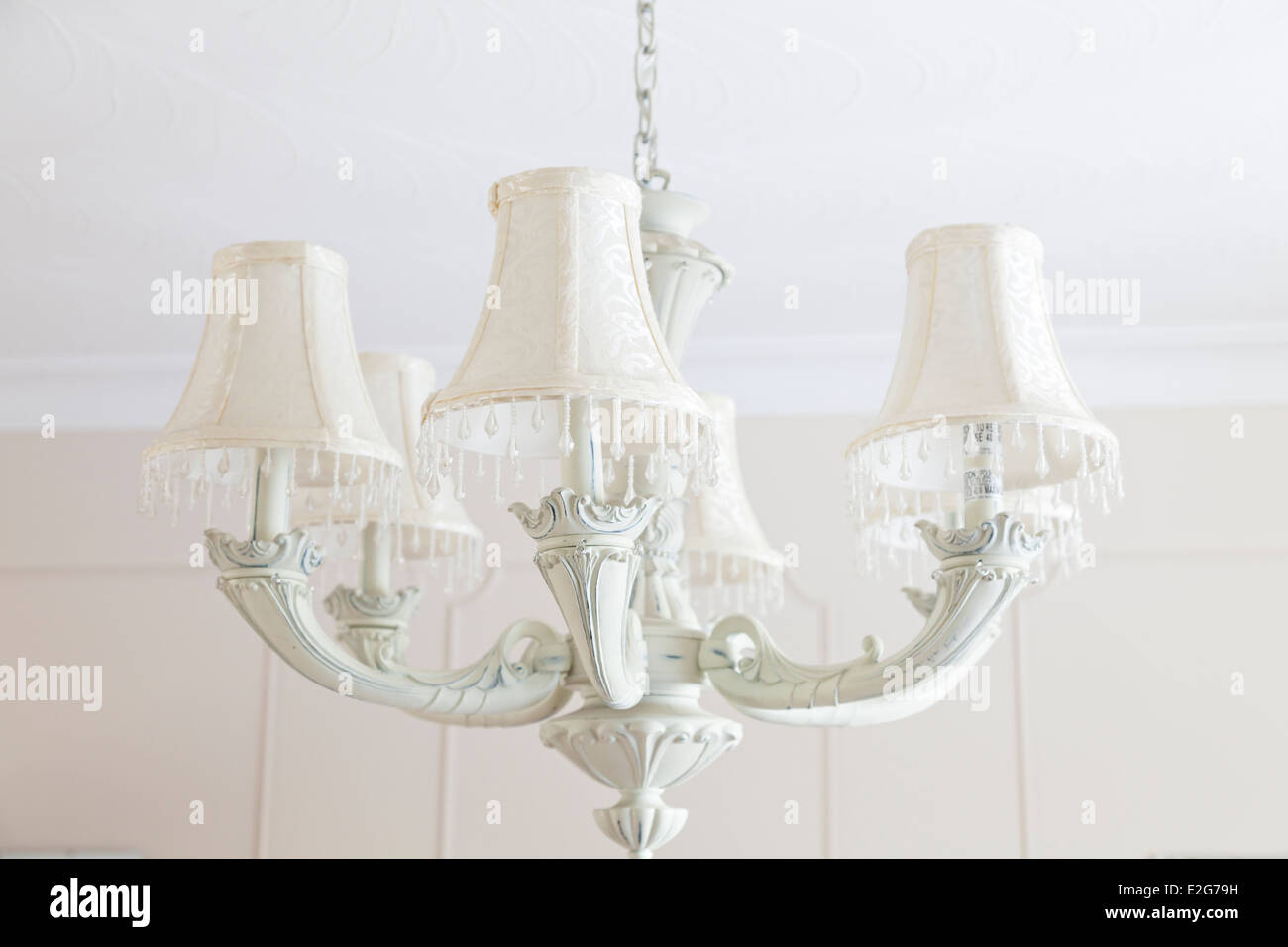 Un lampadario appeso ad un soffitto in una luminosa sala. In Ontario, Canada. Foto Stock