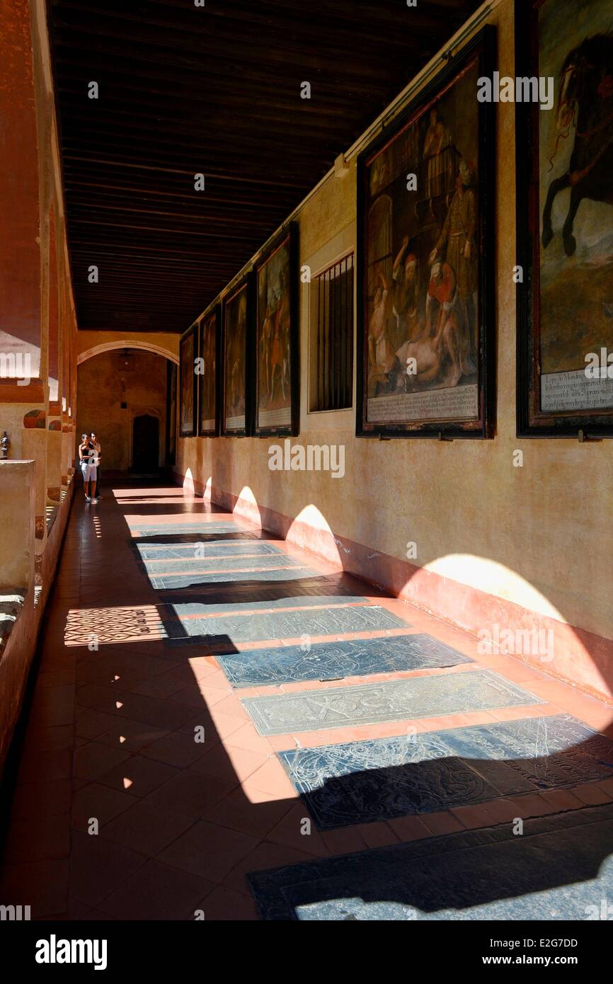 Spagna Estremadura Guadalupe il Monastero reale di Santa Maria de Guadalupe elencati come patrimonio mondiale dall' UNESCO Mudejar chiostro Foto Stock