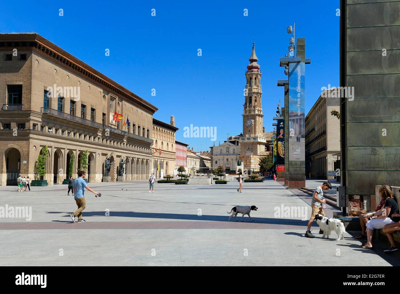 Spagna Aragona Zaragoza Plaza del Pilar La Lonja sulla sinistra e La Seo Cattedrale San Salvador in background Foto Stock
