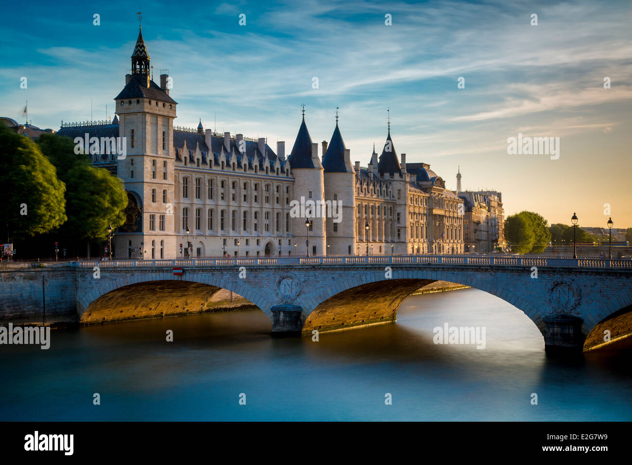 La Conciergerie, Pont au Change e il Fiume Senna, Parigi Francia Foto Stock