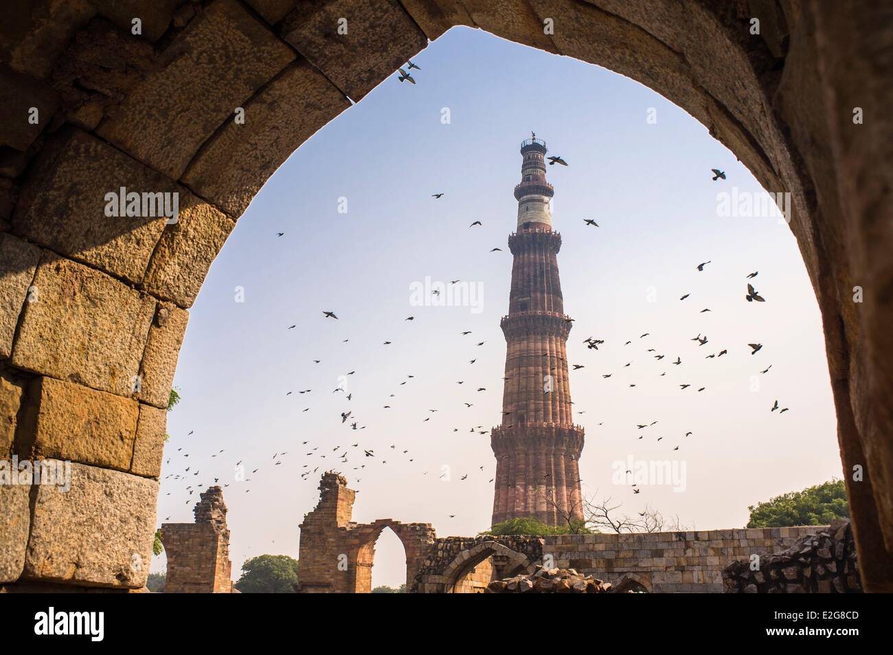 India Delhi Qutb Minar sito elencato come patrimonio mondiale dall' UNESCO del XIII secolo minareto 72m alto 14m di diametro sulla base e 2 50m Foto Stock