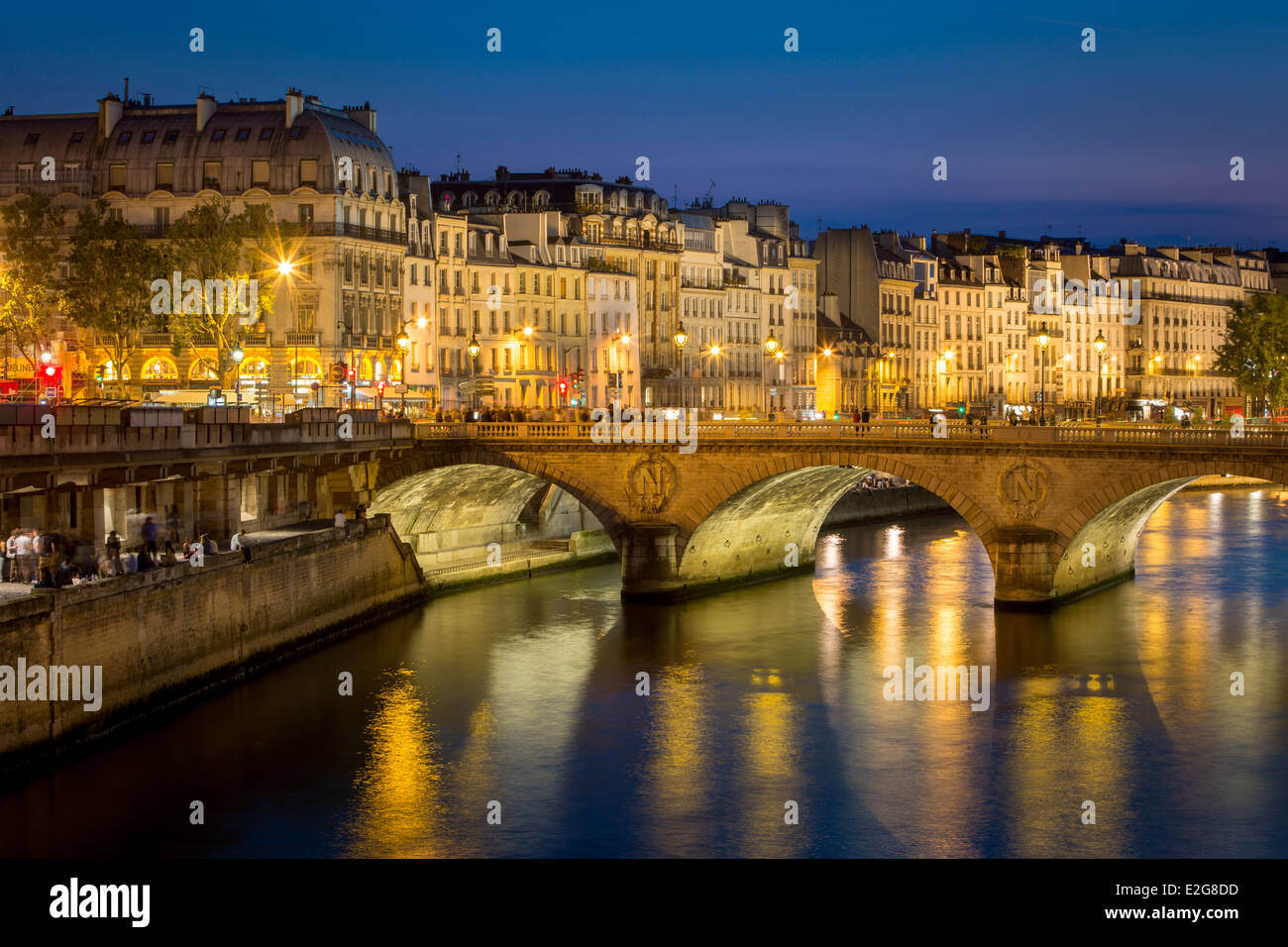 Pont Neuf e gli edifici lungo il Fiume Senna, Parigi Francia Foto Stock