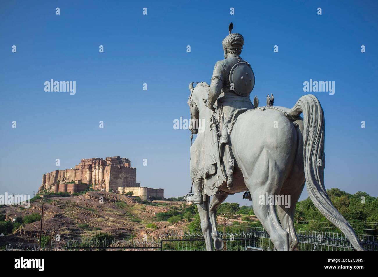 India Rajasthan Jodhpur statua equestre di Rao Jodha Ji fondatore di Jodhpur e Forte Mehrangarh in background Foto Stock