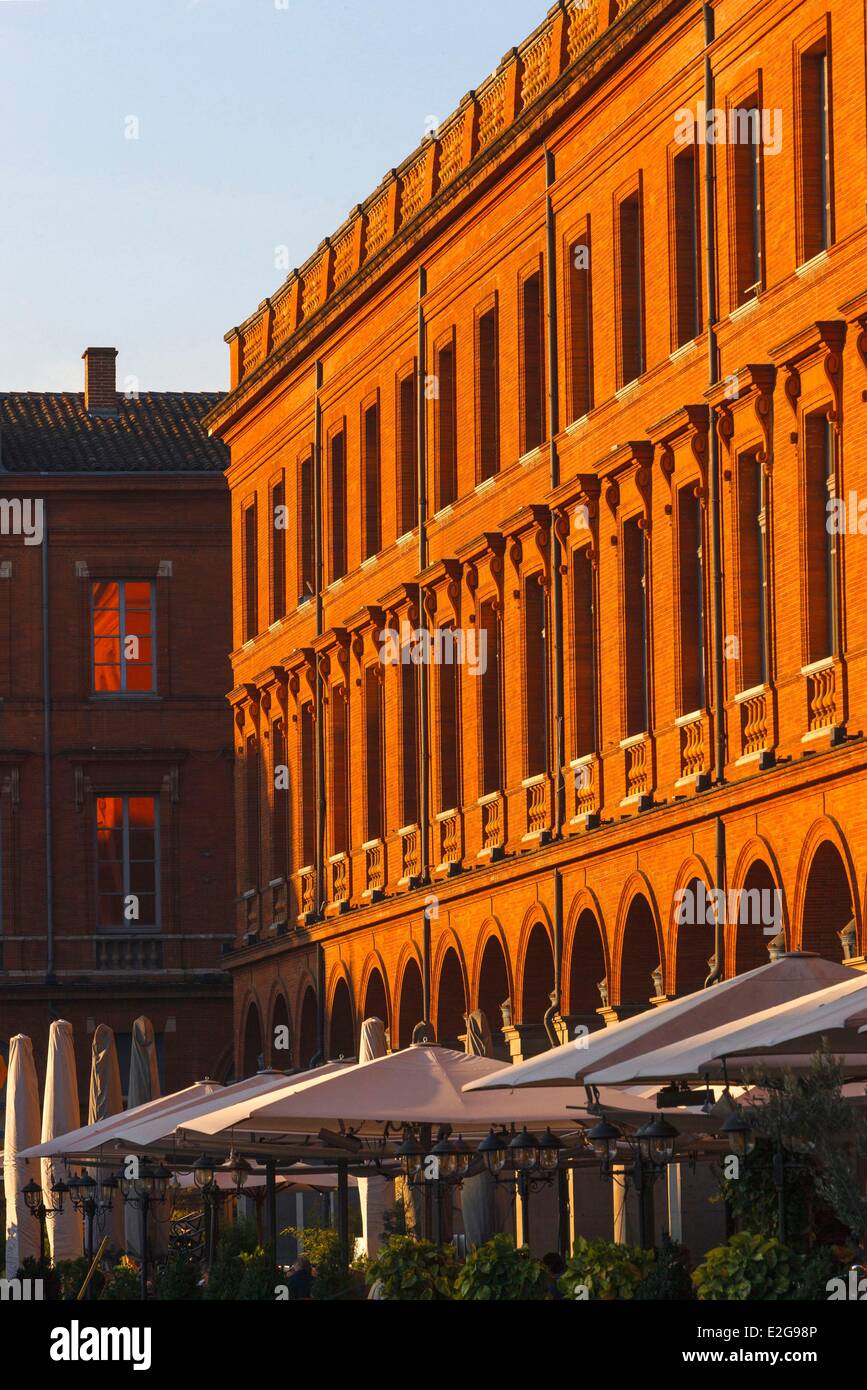 Francia Haute Garonne Toulouse Place du Capitole urbano patrimonio storico centro cittadino di vista verticale di un edificio in mattoni al tramonto Foto Stock