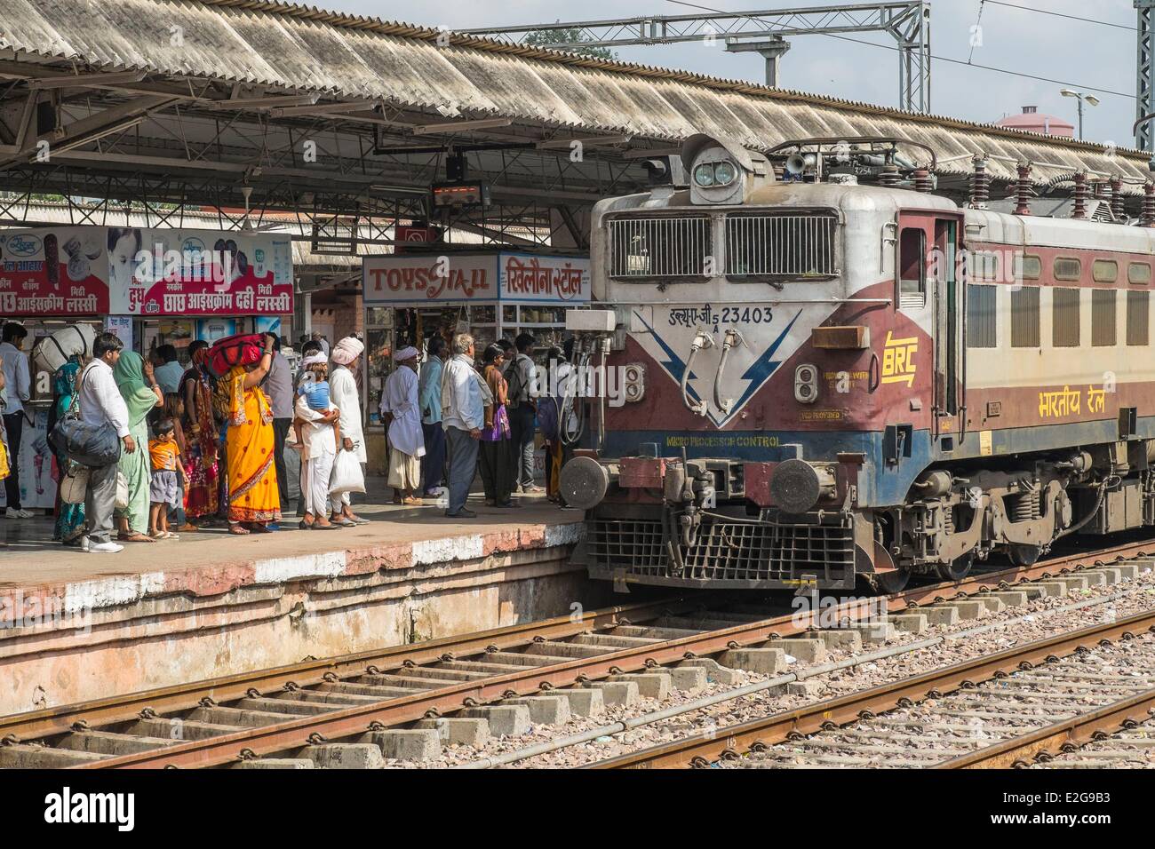 India Rajasthan Parco nazionale di Ranthambore Sawai Madhopur una stazione ferroviaria Foto Stock
