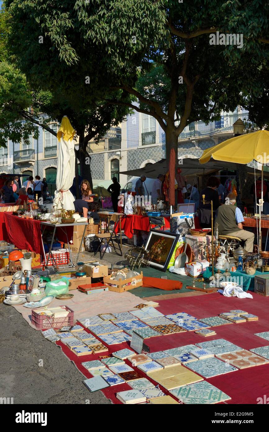 Portogallo Lisbona quartiere Alfama campo de Santa Clara il mercato delle pulci di Feira da Ladra (ladro fair) Foto Stock