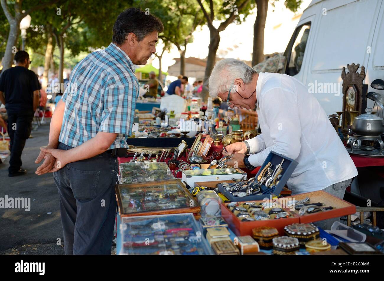 Portogallo Lisbona quartiere Alfama campo de Santa Clara il mercato delle pulci di Feira da Ladra (ladro fair) Foto Stock