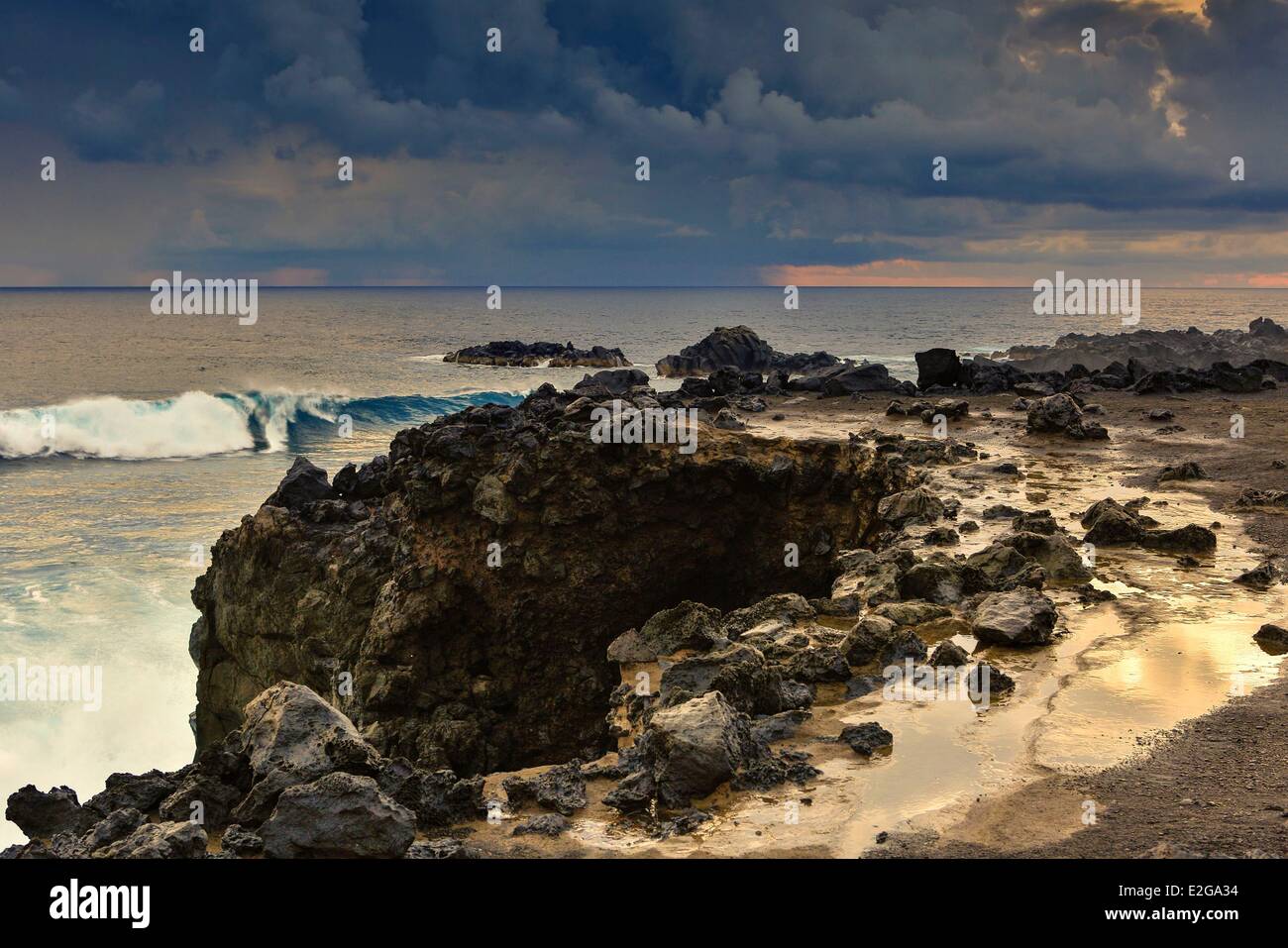 Francia Ile de la Reunion (dipartimento francese d' oltremare) Etang vendita les Bains Le gouffre seascape Rive le rocce vulcaniche esposta a Foto Stock
