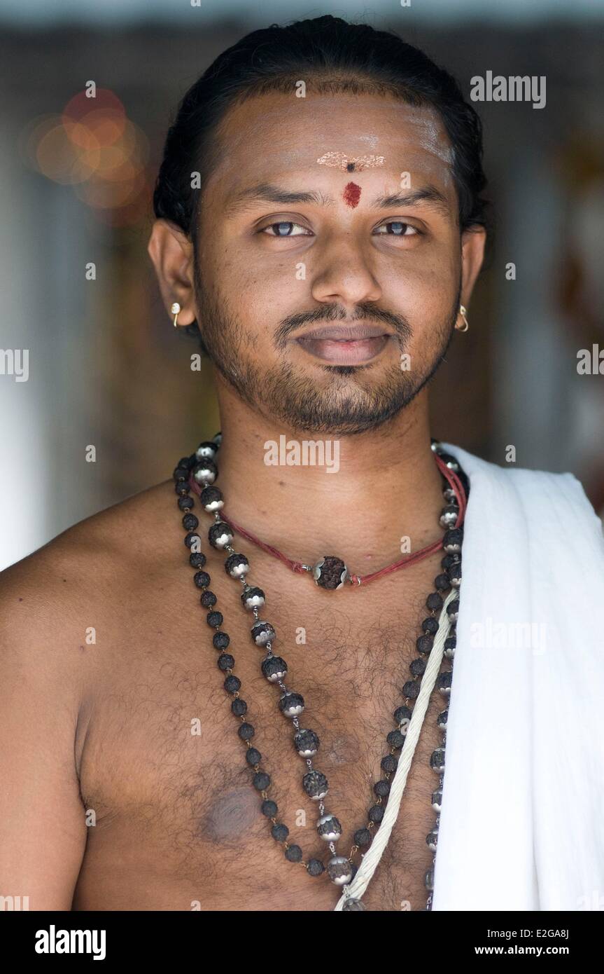 Singapore poco india Tempio Sri Veeramakaliamman dedicato a Shiva un giovane sacerdote ritratto Foto Stock
