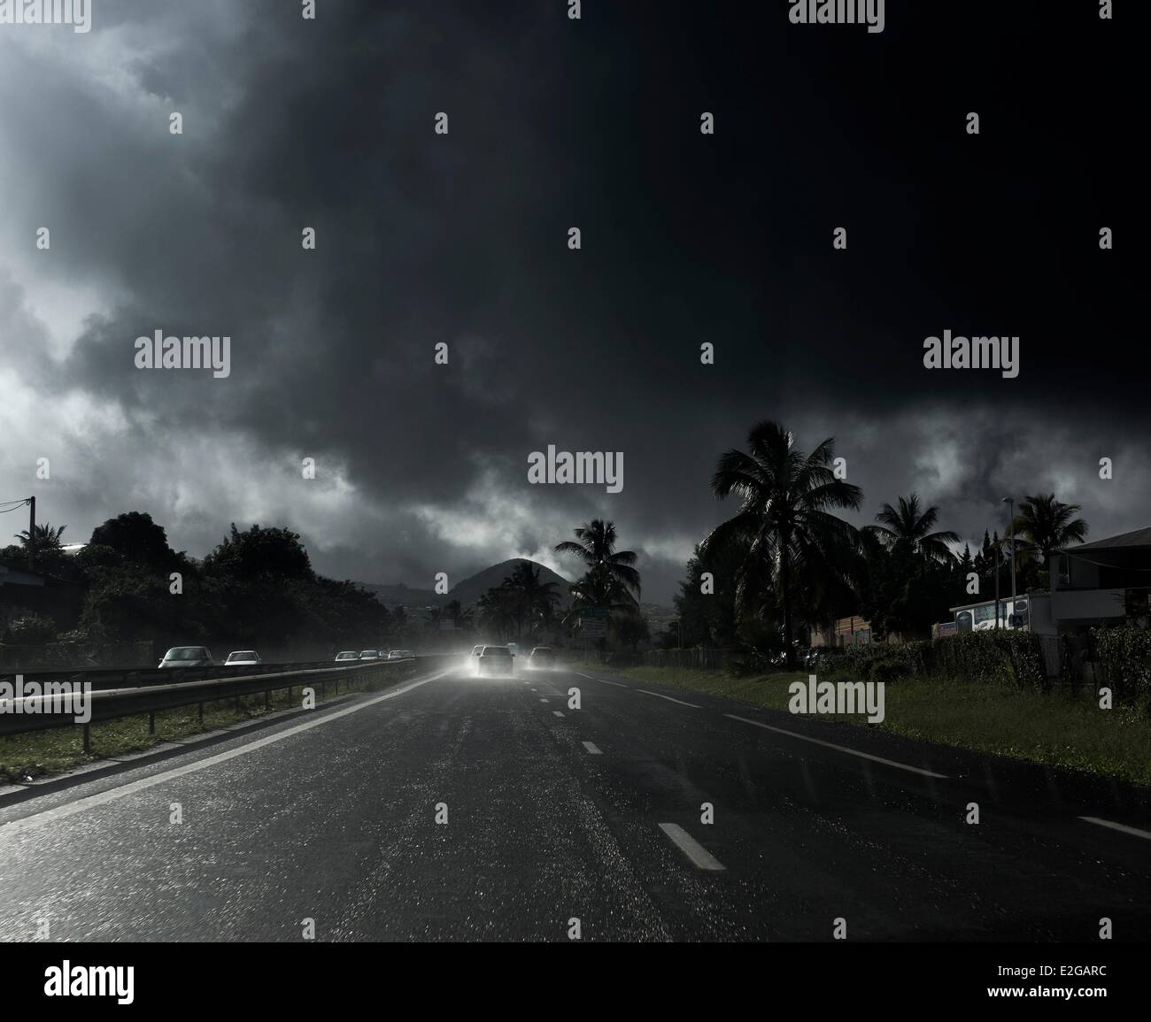 Francia Ile de la Reunion (dipartimento francese d' oltremare) Saint Pierre Basse Terre le strada di Tampone la tempesta e la pioggia su una doppia Foto Stock