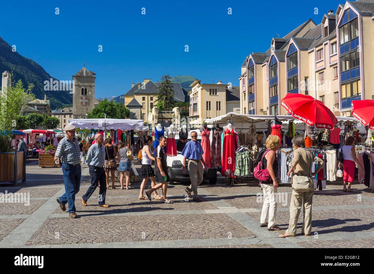 Francia Savoie Saint Jean de Maurienne al mercato del sabato in piazza del  Duomo Foto stock - Alamy