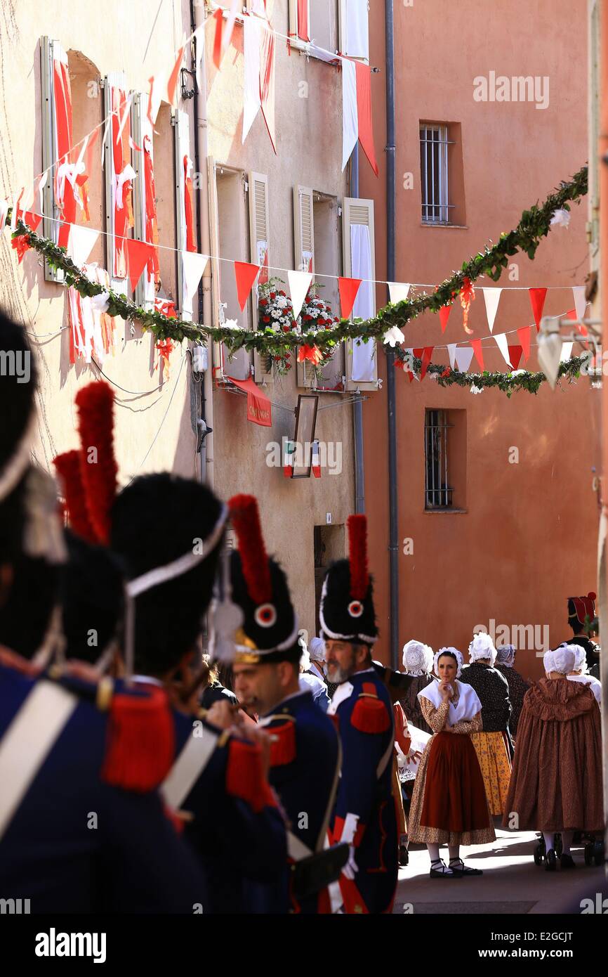 Francia Var Frejus La Bravade tradizionale festa in onore di arrivo di San Francesco di Paola in città Foto Stock