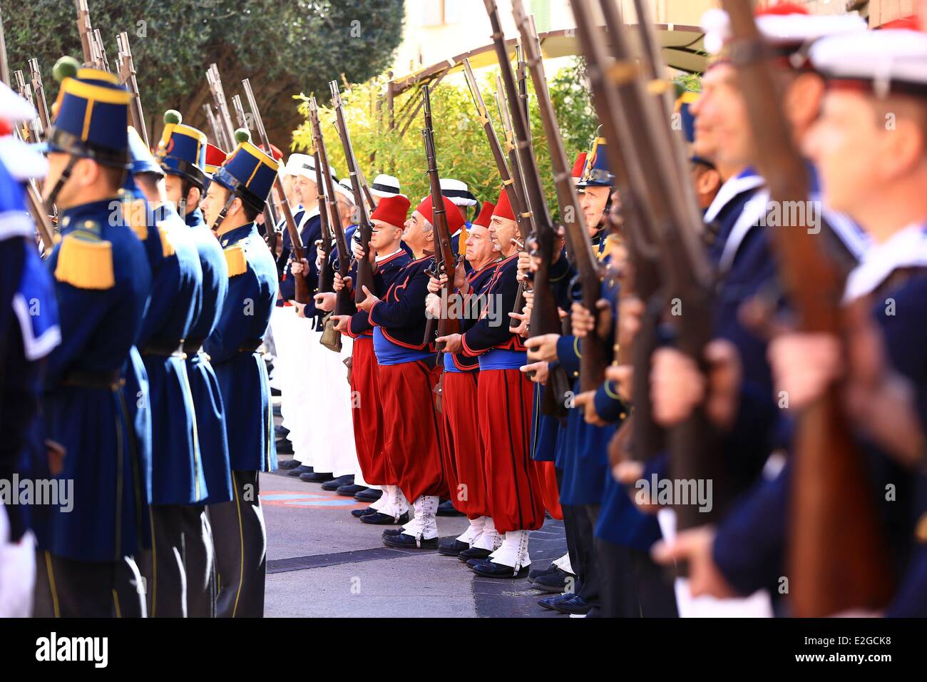 Francia Var Frejus La Bravade tradizionale festa in onore di arrivo di San Francesco di Paola in città Foto Stock