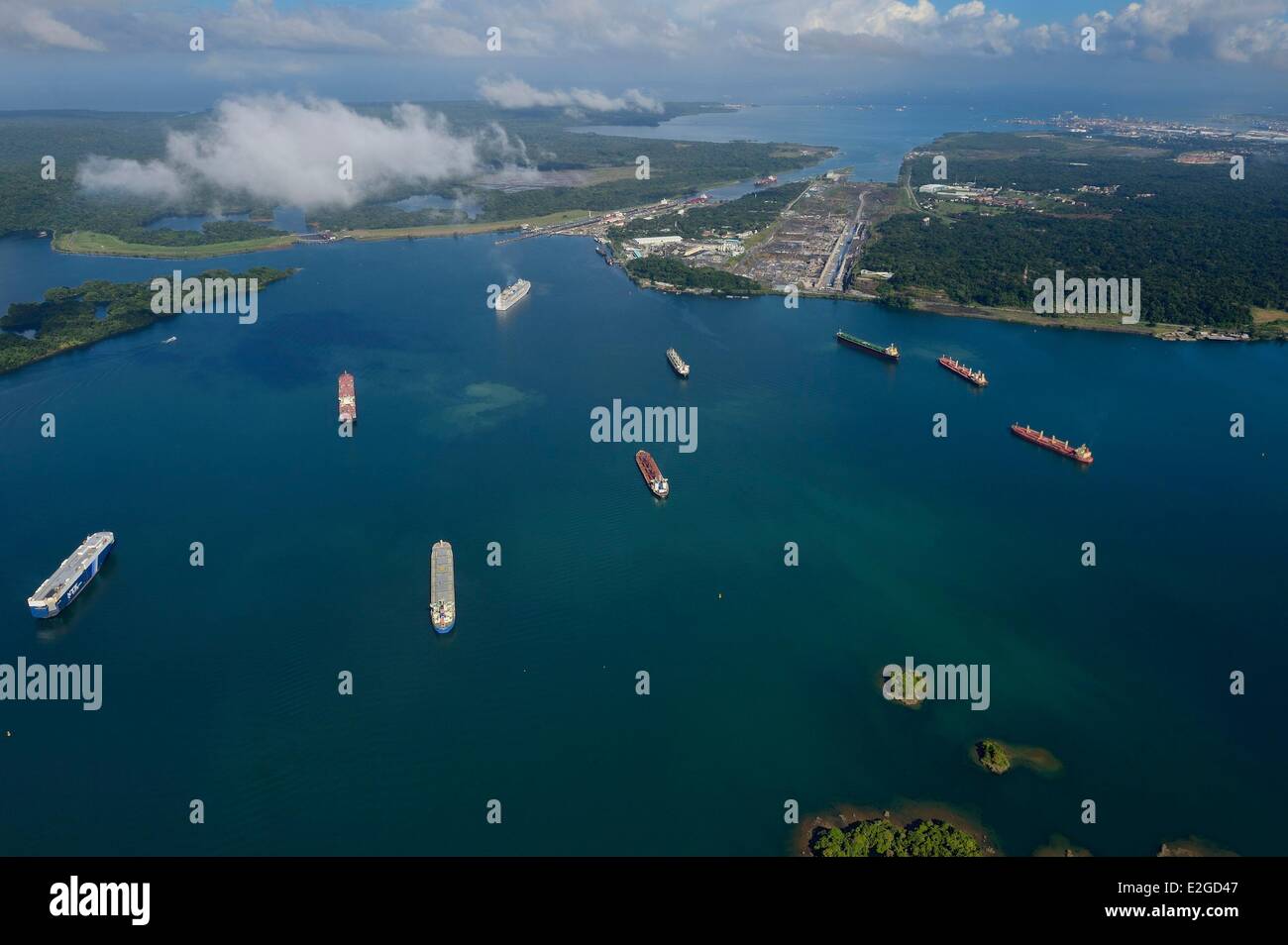 Panama Colon provincia Panama Canal navi cargo sul Lago di Gatun in attesa di attraversare le serrature Gatun Limon Bay (Bahia Limon) sul lato atlantico e la città di Colon di sfondo (vista aerea) Foto Stock