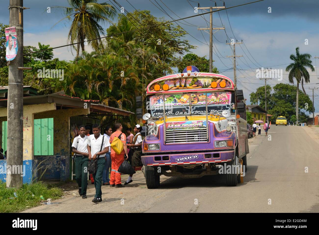 Panama Colon provincia autobus chiamato Diablo Rojo (Red Devil) coperta con vistose dipinti Foto Stock
