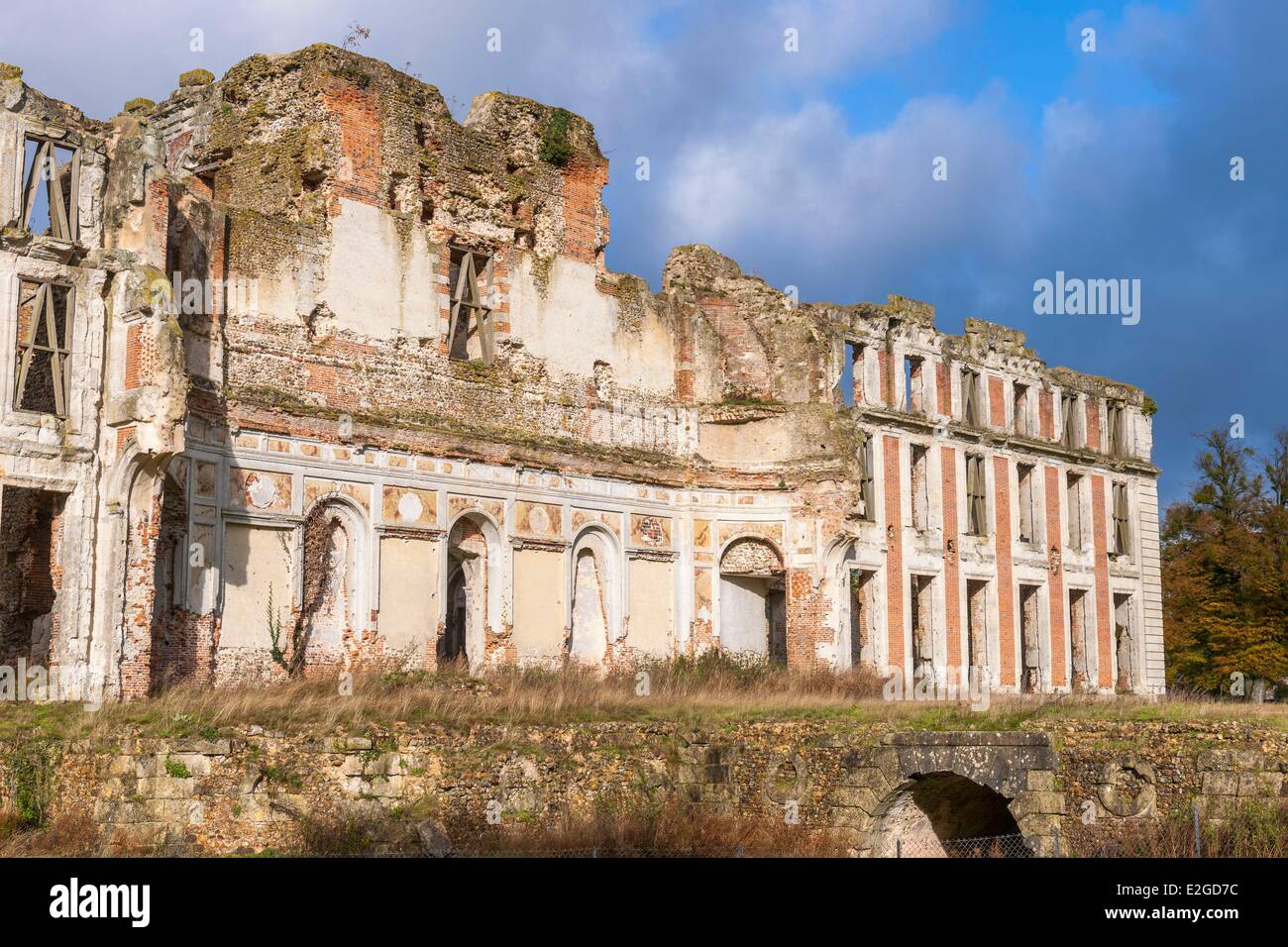 Francia Eure et Loir Parc Naturel Regional du Perche (Parco Naturale Regionale di Perche) La Ferte Vidame le rovine del xiv Foto Stock