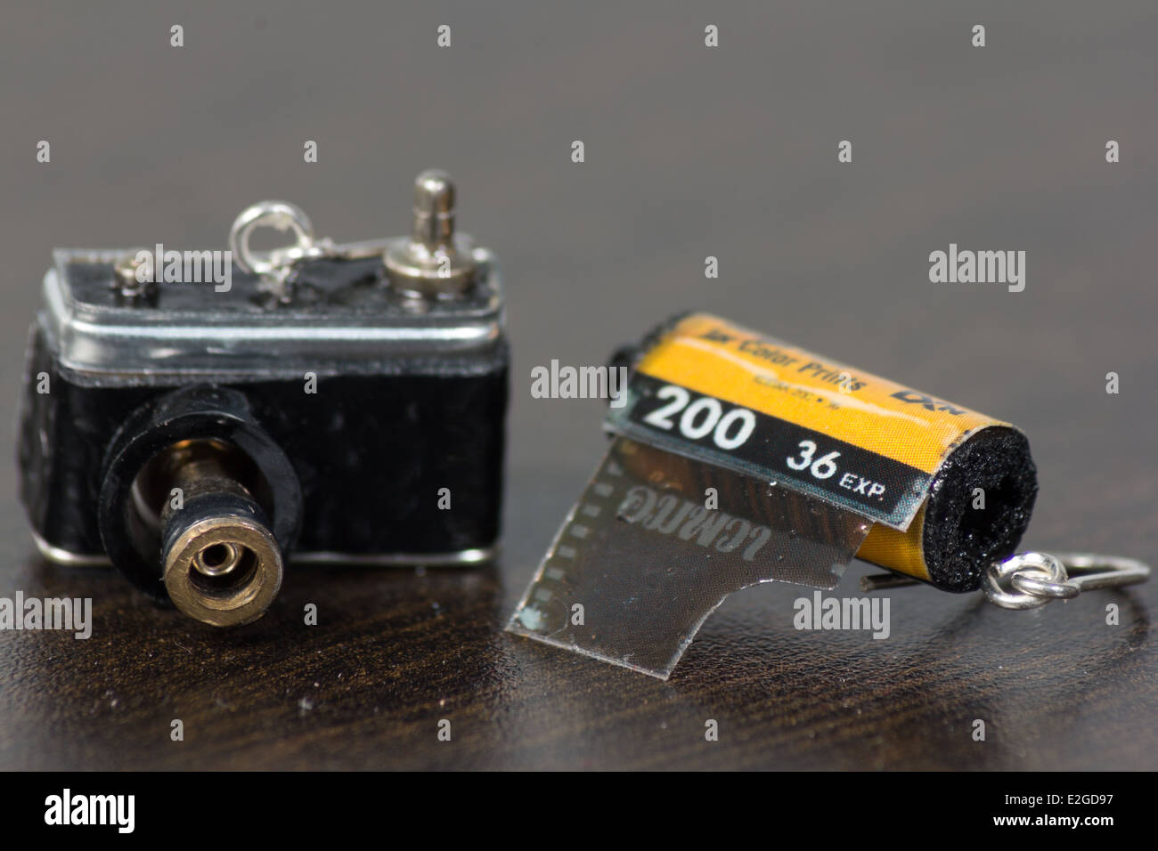 Orecchini mini fotocamera e film su legno Foto Stock