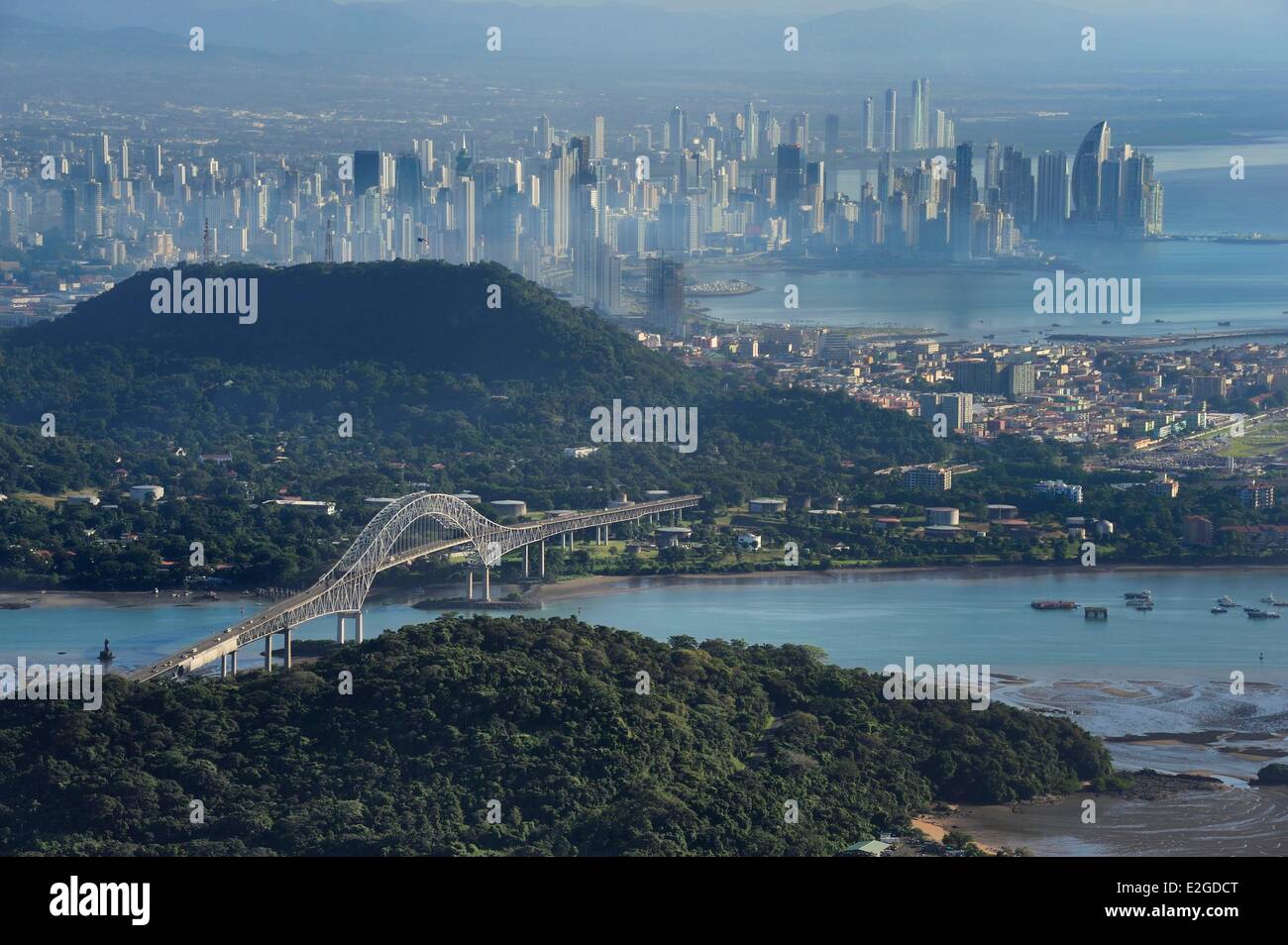 Panama Panama City waterfront grattacieli e Ponte delle Americhe (Puente de las Americas) sul canale di accesso del canale di Panama in primo piano (vista aerea) Foto Stock